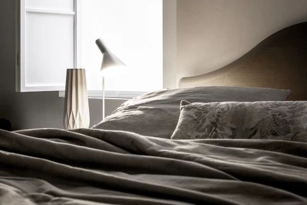 Testiere letto in legno o tessuto: come arredare la propria camera