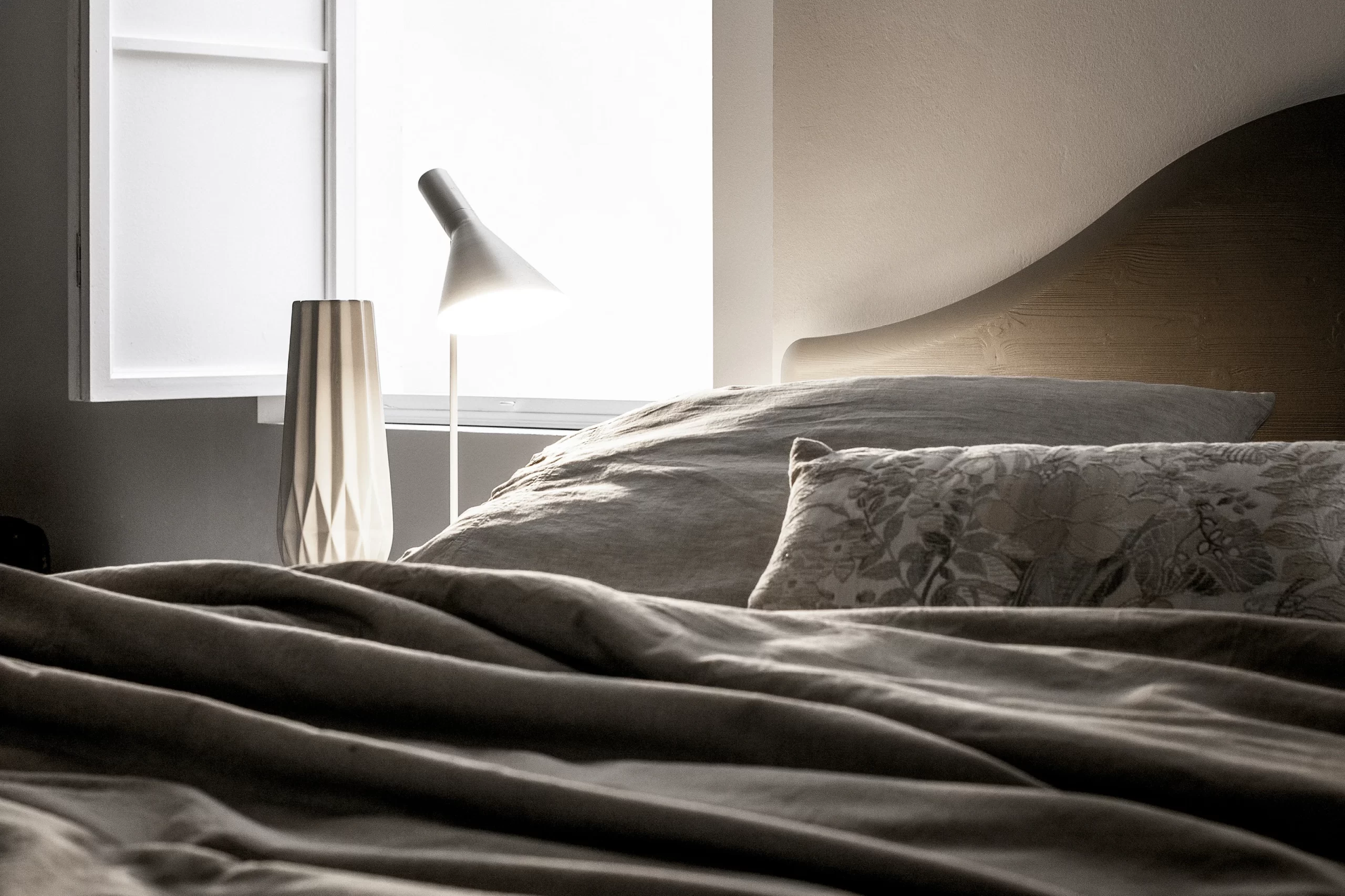 Testiere letto in legno o tessuto: come arredare la propria camera
